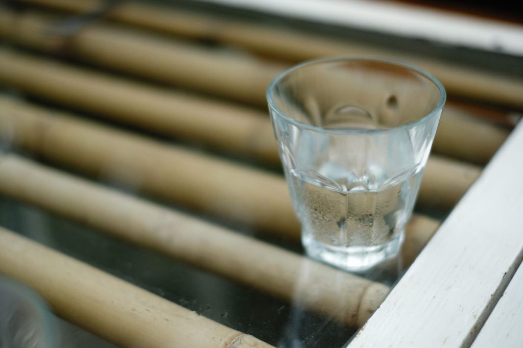 Verre d’eau posé sur une table
