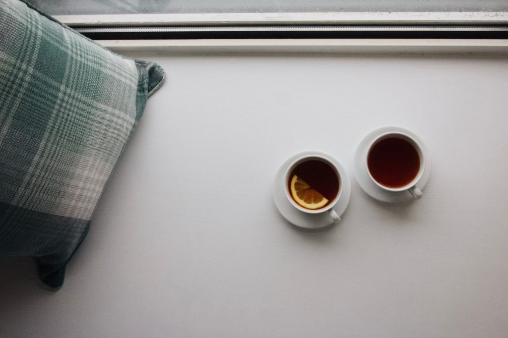 Tasse de thé posée au calme, symbole d'une pause réparatrice et apaisante