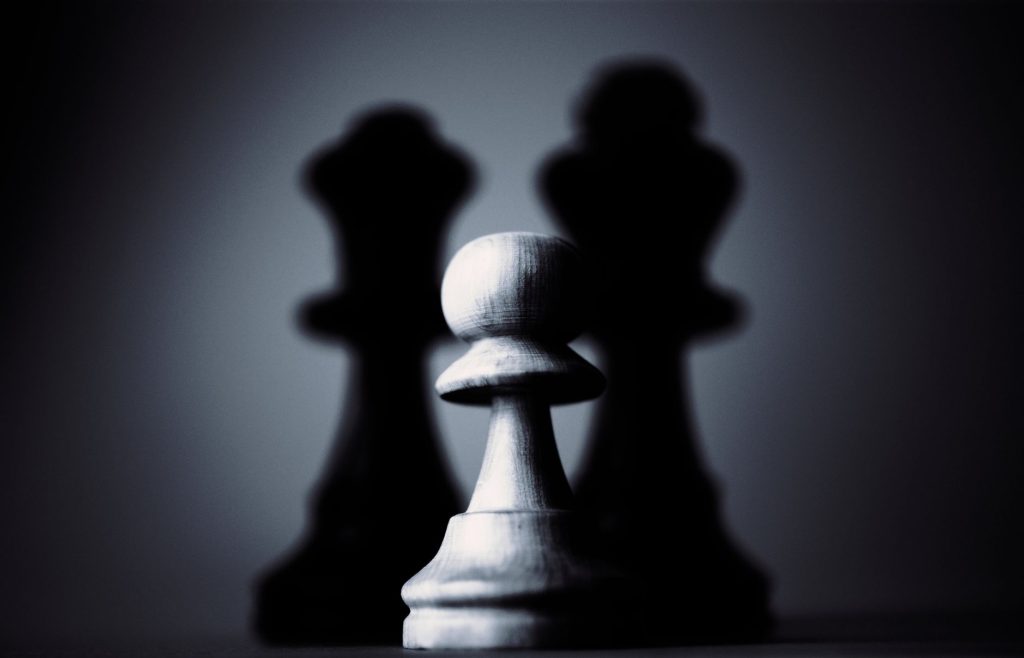 Pièces d’échecs sur un échiquier, image de la stratégie et du discernement