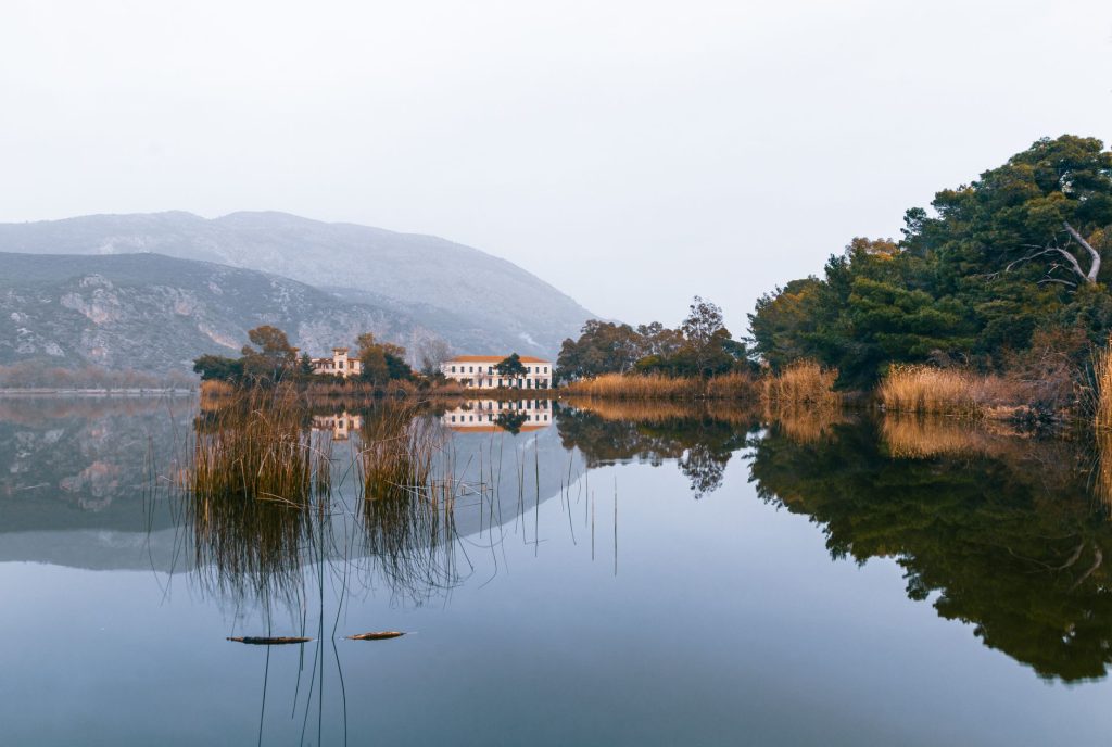 Paysage naturel apaisant avec un lac et des montagnes au lever du soleil