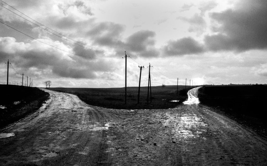 Chemin qui se sépare en deux directions, image du choix à faire