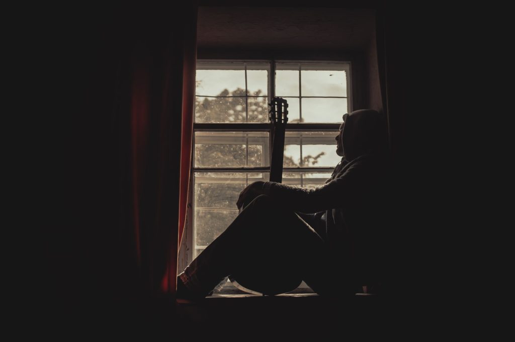 Personne pensive prenant le temps de la réflexion