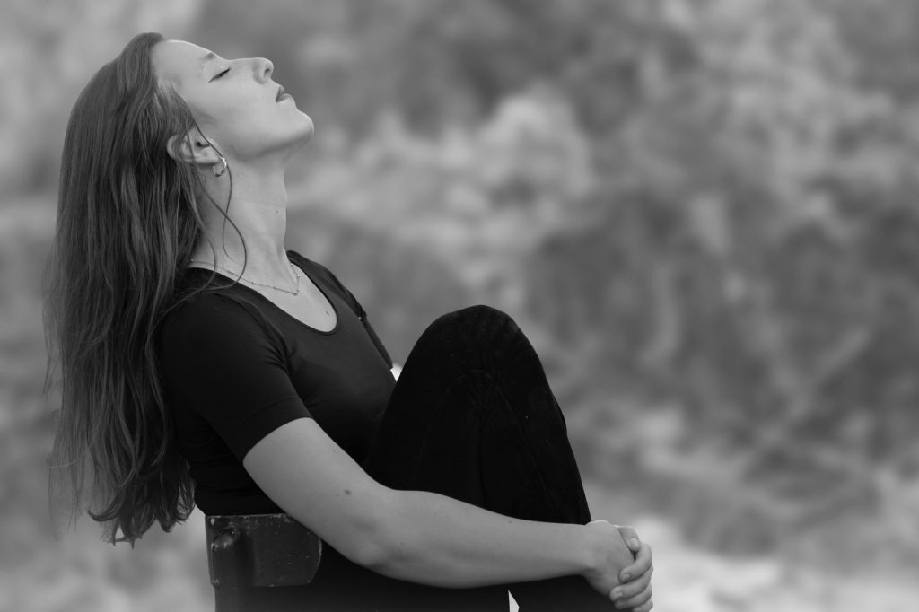 Femme pratiquant un exercice de respiration profonde pour se détendre