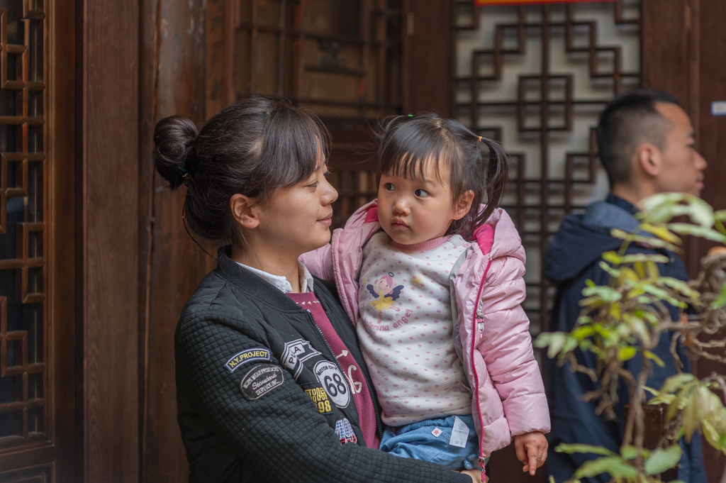 Famille chinoise avec un seul enfant illustrant la structure familiale 4-2-1