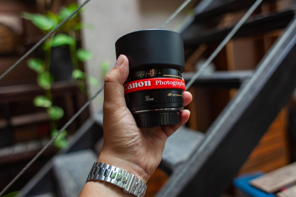 Gros plan sur l'objectif d'un appareil photo, métaphore de la mémoire photographique