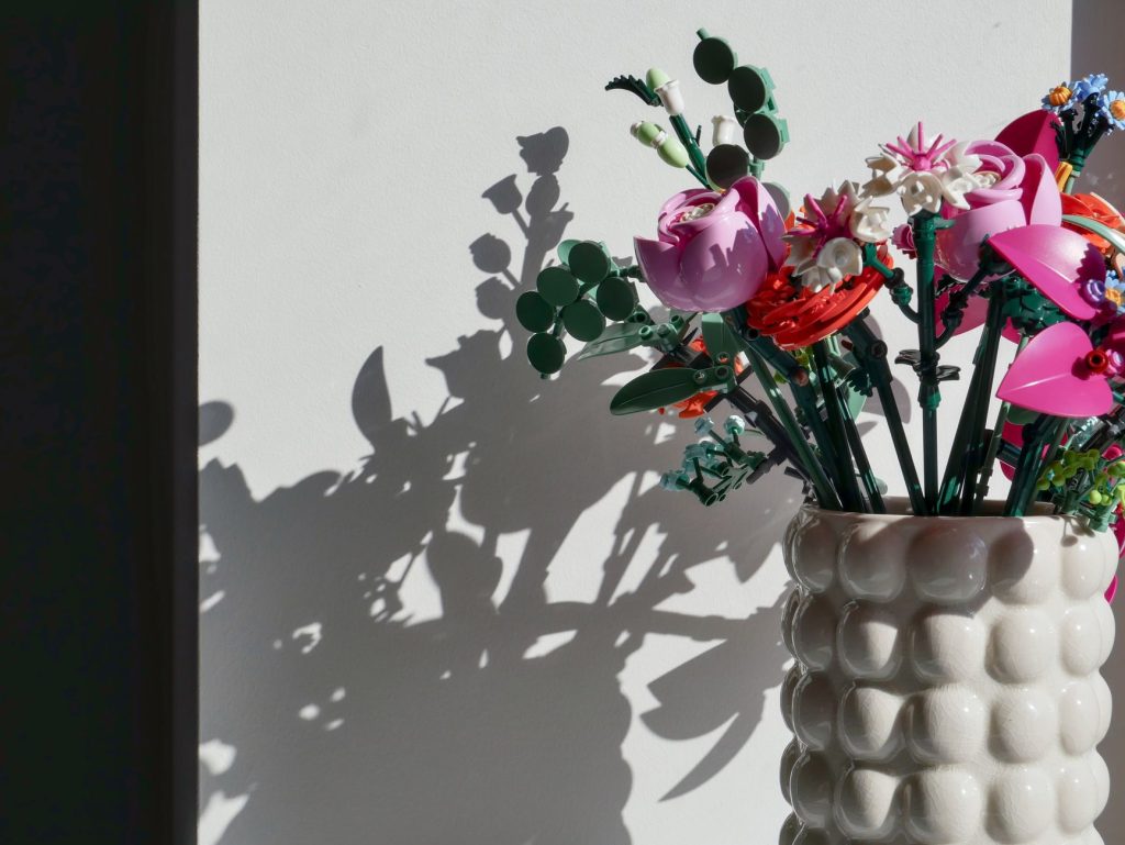 Composition florale colorée évoquant l’univers visuel de Frida Kahlo