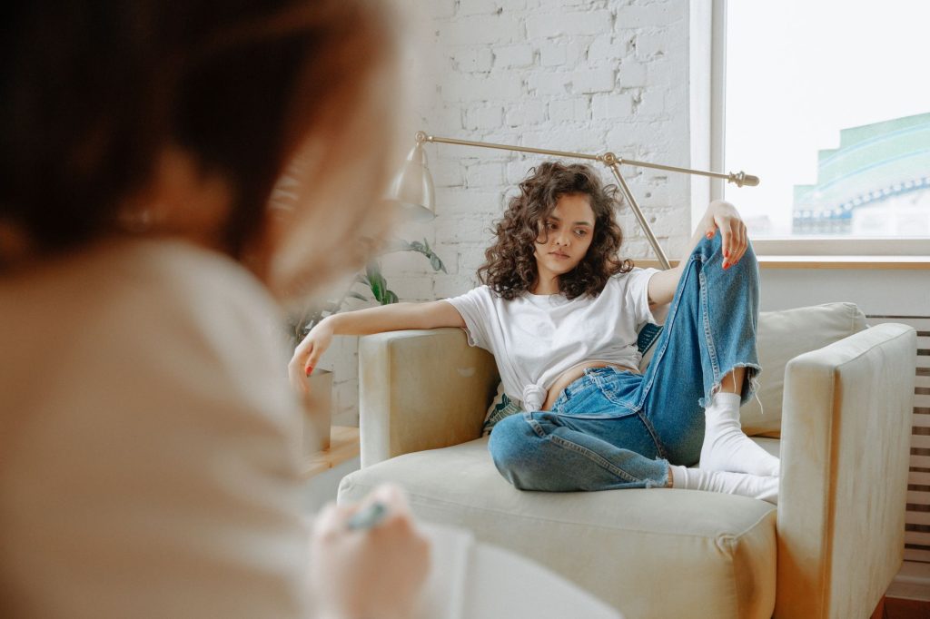 Adolescent en séance avec une psychologue lors d'un entretien d'évaluation