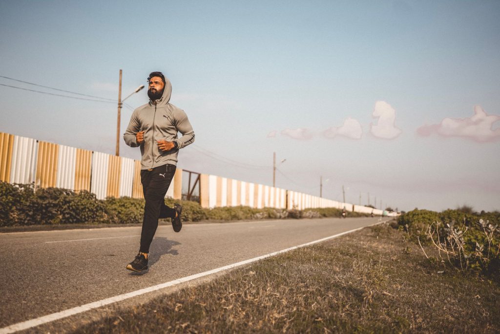Coureur en plein effort lors d’une séance régulière