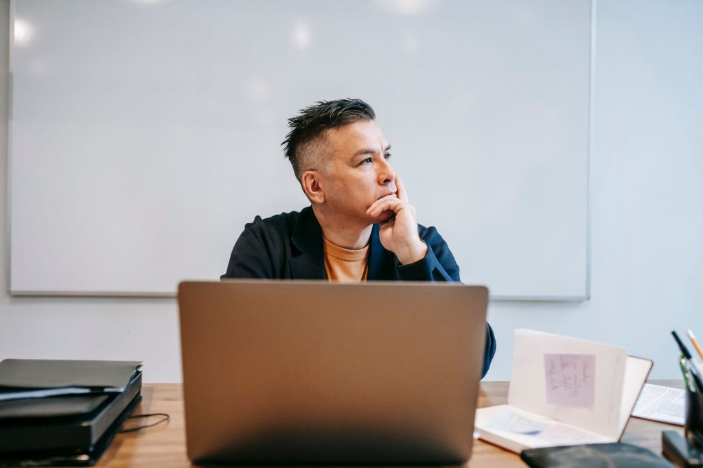 Personne concentrée, illustrant l'entraînement de la mémoire et de l'attention