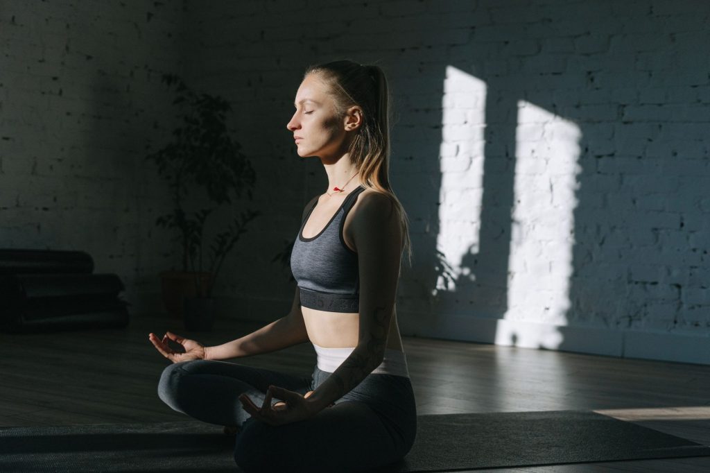Femme pratiquant la respiration et la pleine conscience pour apaiser le mental