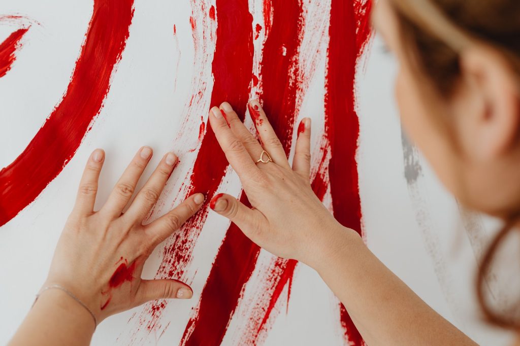 Mains qui peignent, illustrant l’art-thérapie face à la douleur