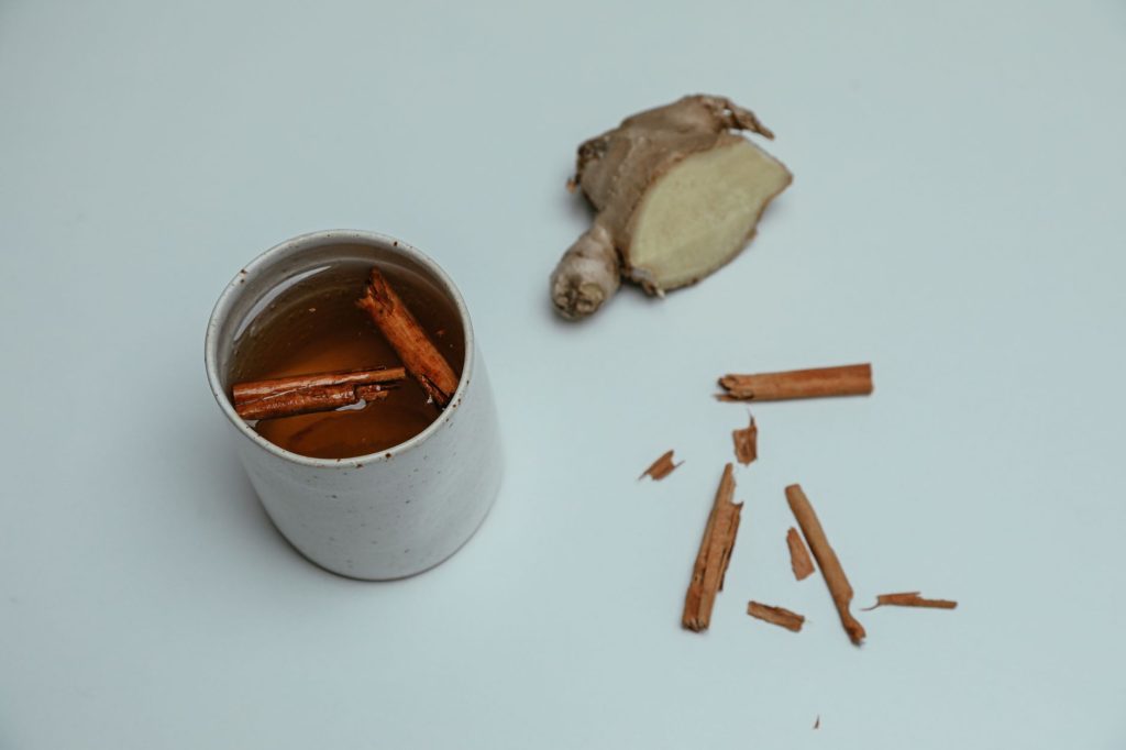 Tasse de tisane au gingembre, remède naturel contre la nausée