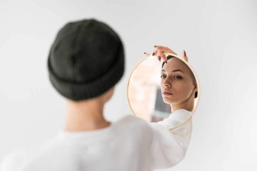 Personne souriante et confiante se regardant dans un miroir le matin