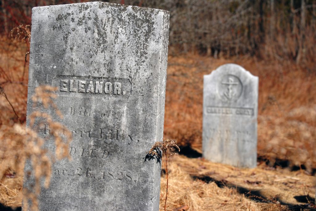 Anciennes pierres tombales dans un cimetière, témoins des peurs du XIXe siècle