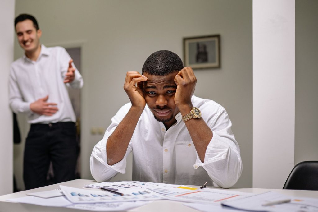 Personne soucieuse, tête dans les mains, illustrant le stress aigu