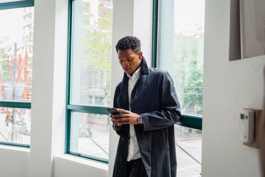 Jeune homme consultant des contenus sur son smartphone