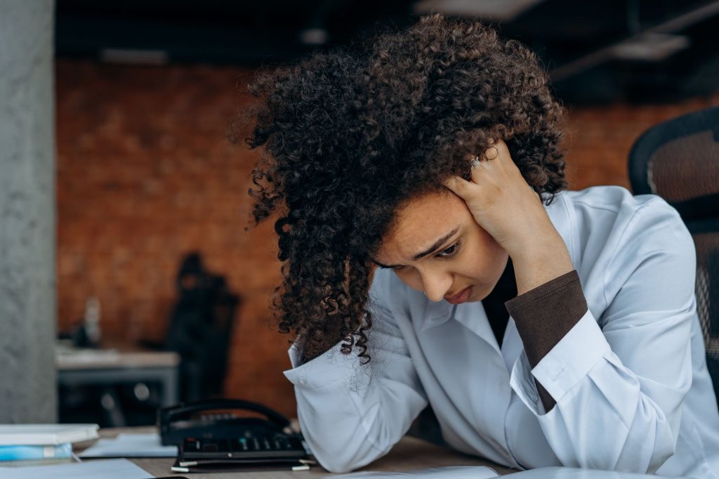 Femme stressée et anxieuse ressentant une nausée émotionnelle