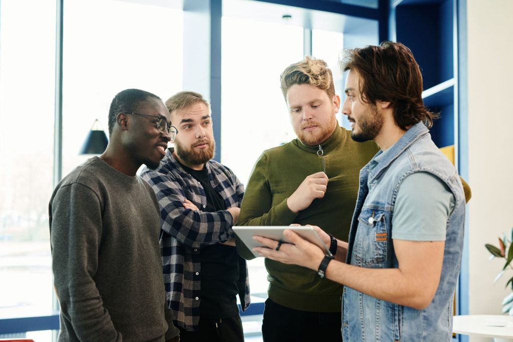 Groupe de jeunes hommes en pleine discussion