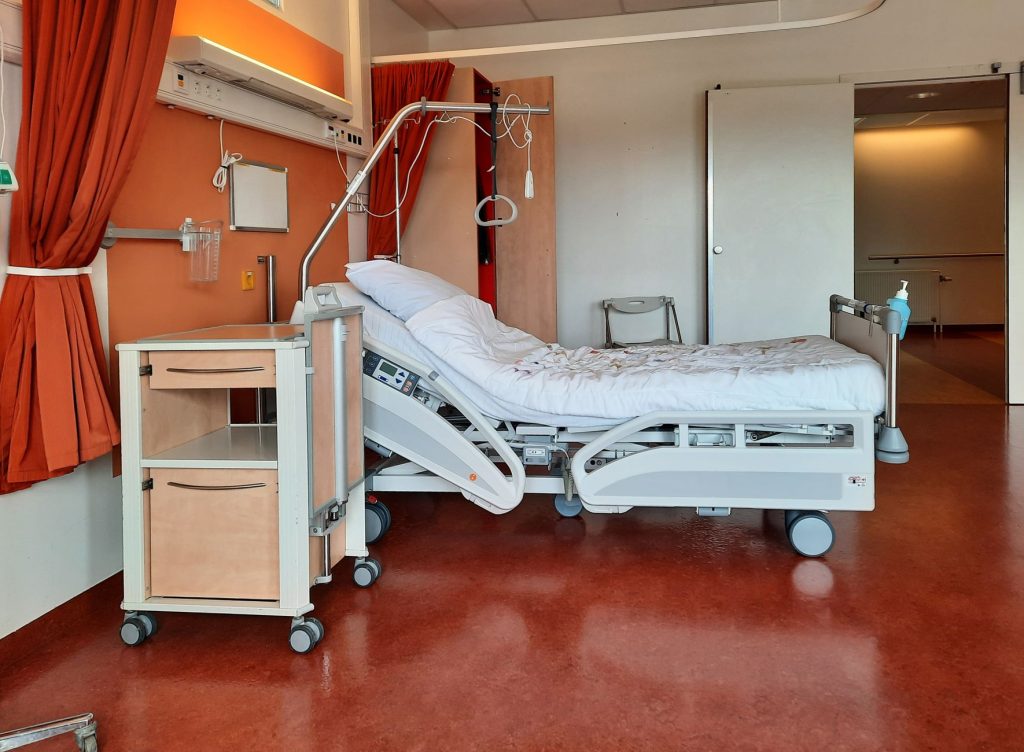 Patient en convalescence a l hopital, illustration de la recuperation apres un traumatisme grave