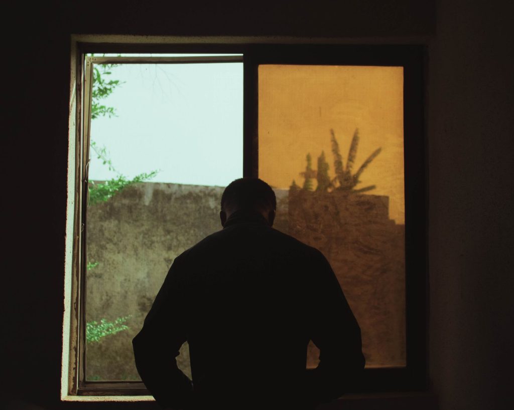 Personne pensive regardant par une fenetre