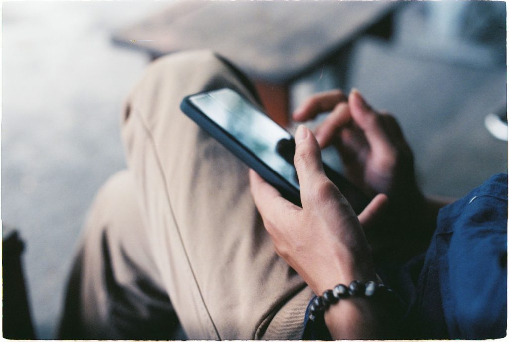 Une personne fait défiler un fil d’actualité sur son smartphone