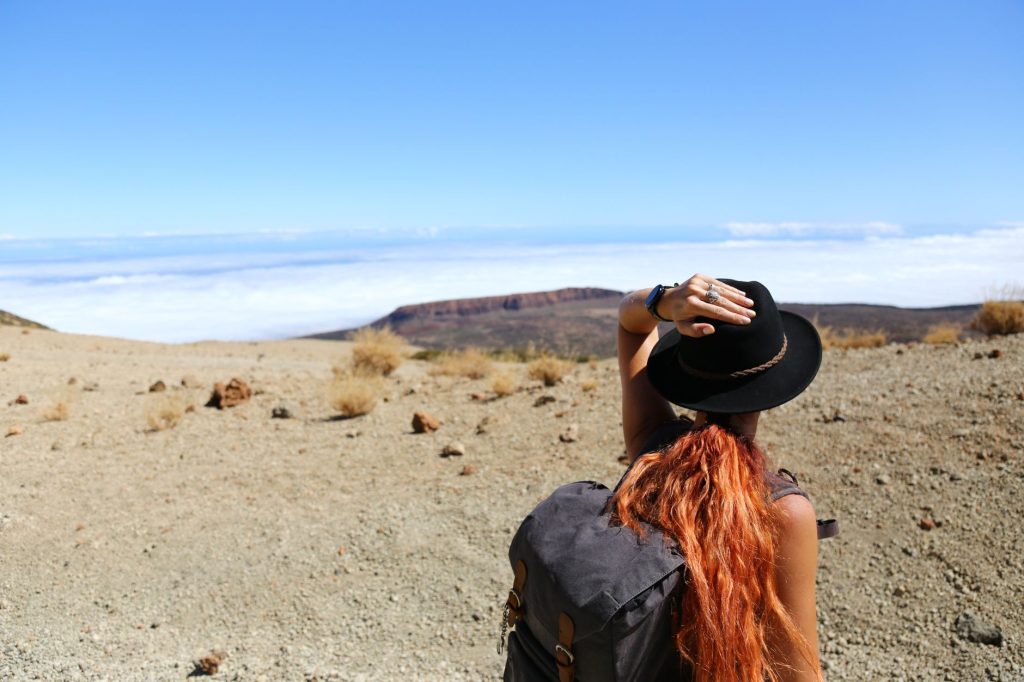 Femme voyageant seule face à un paysage, symbole de la liberté du célibat