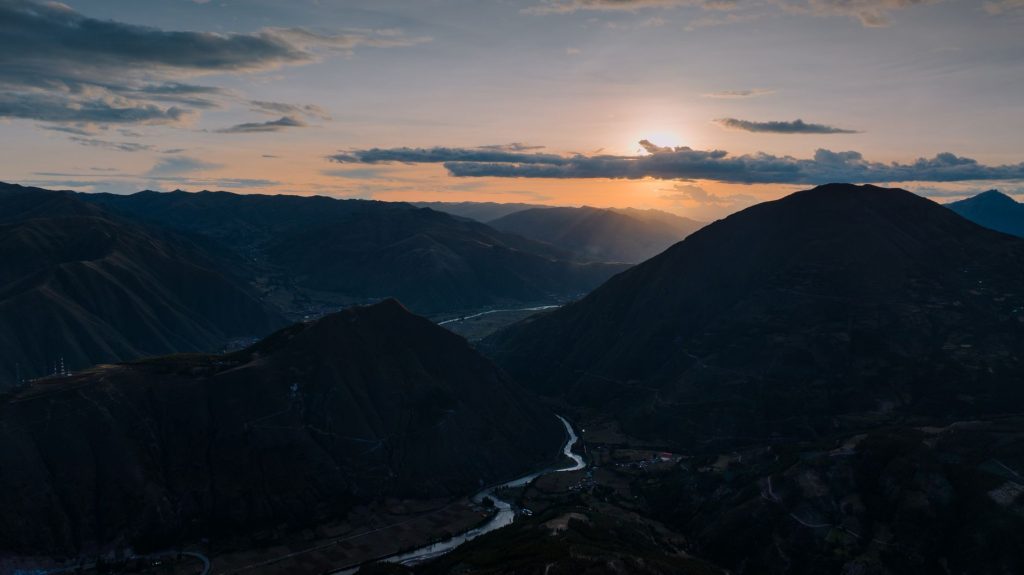 Lever de soleil sur la montagne, symbole de resilience et de reconstruction apres l epreuve