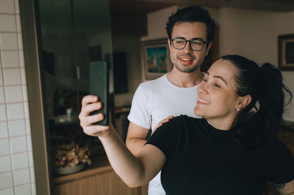 Couple échangeant et communiquant à la maison, illustration d'un dialogue apaisé