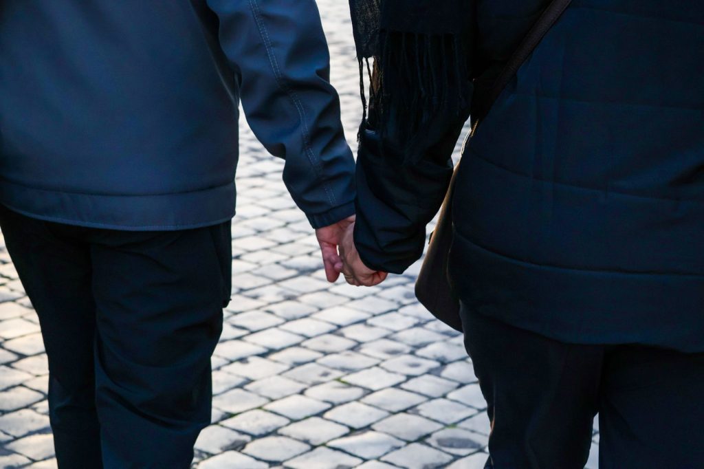 Couple marchant main dans la main, image d'un équilibre partagé