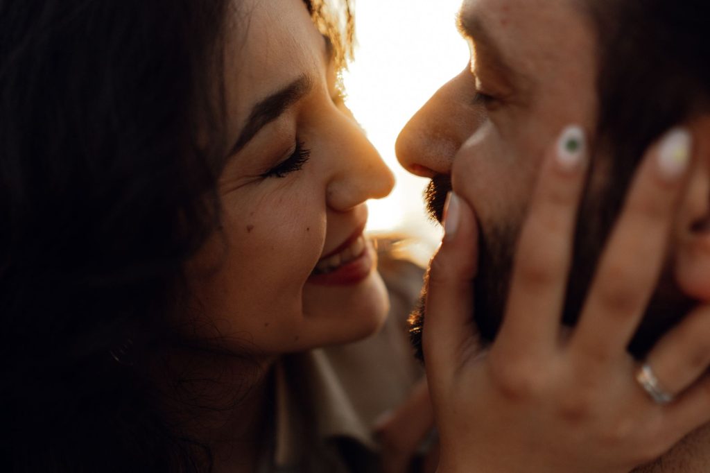 Couple souriant en extérieur