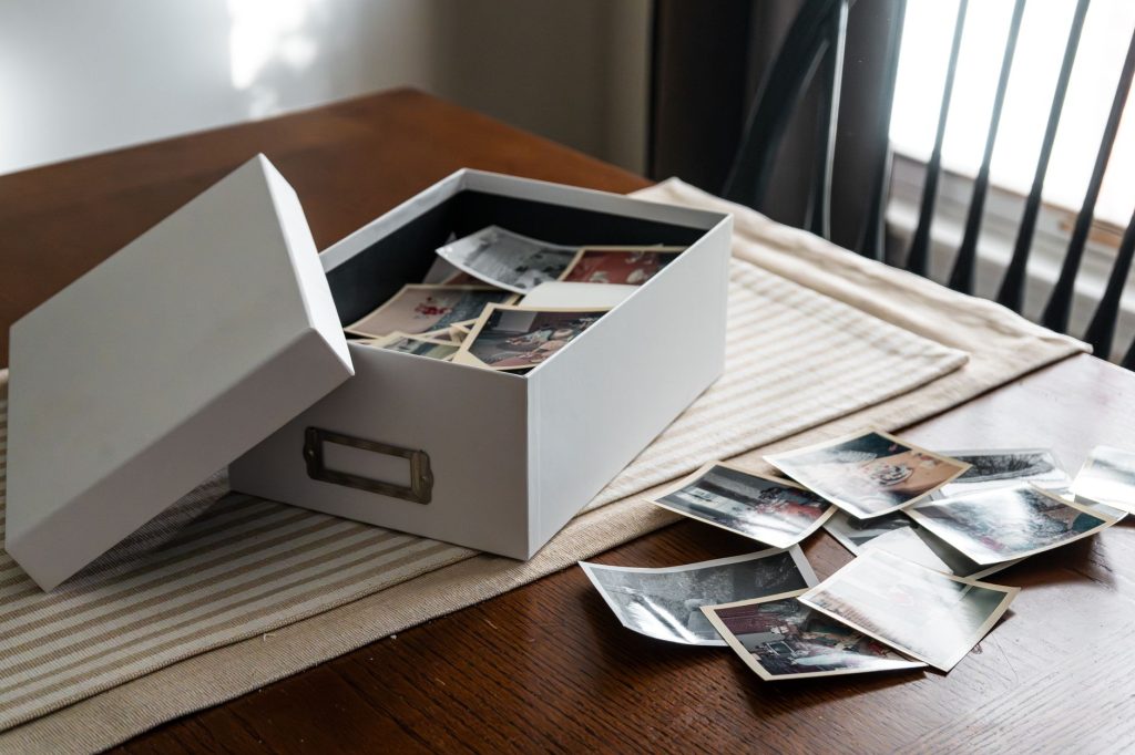 Objets sentimentaux et souvenirs personnels posés sur une table