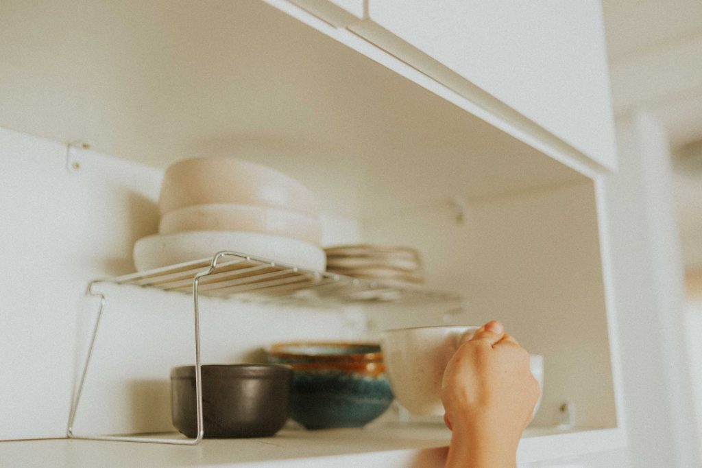 Étagère minimaliste et rangée dans un intérieur épuré