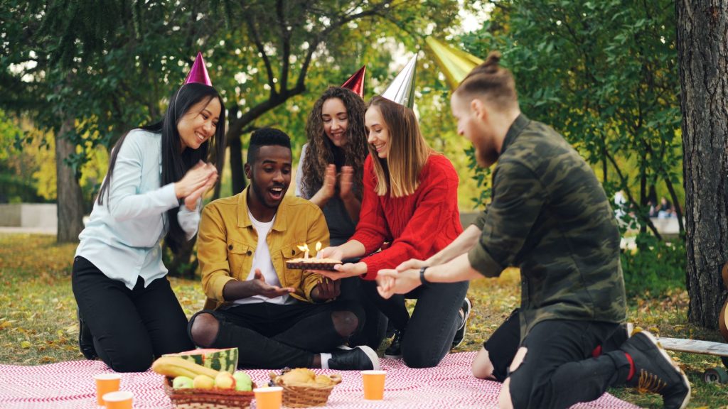 Groupe de personnes diverses cooperant avec le sourire