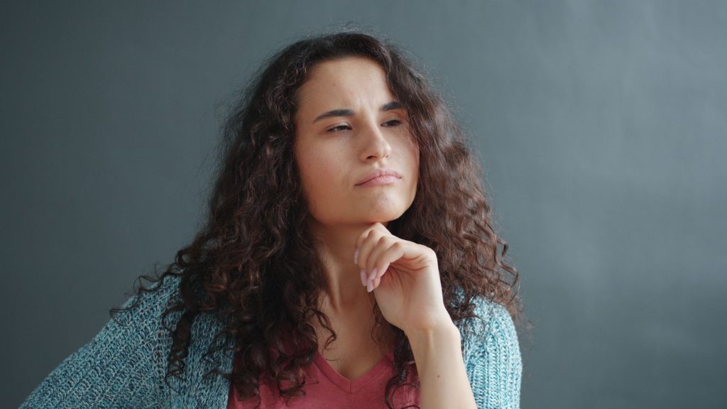Femme pensive regardant au loin, illustrant la vie intérieure et la réflexion