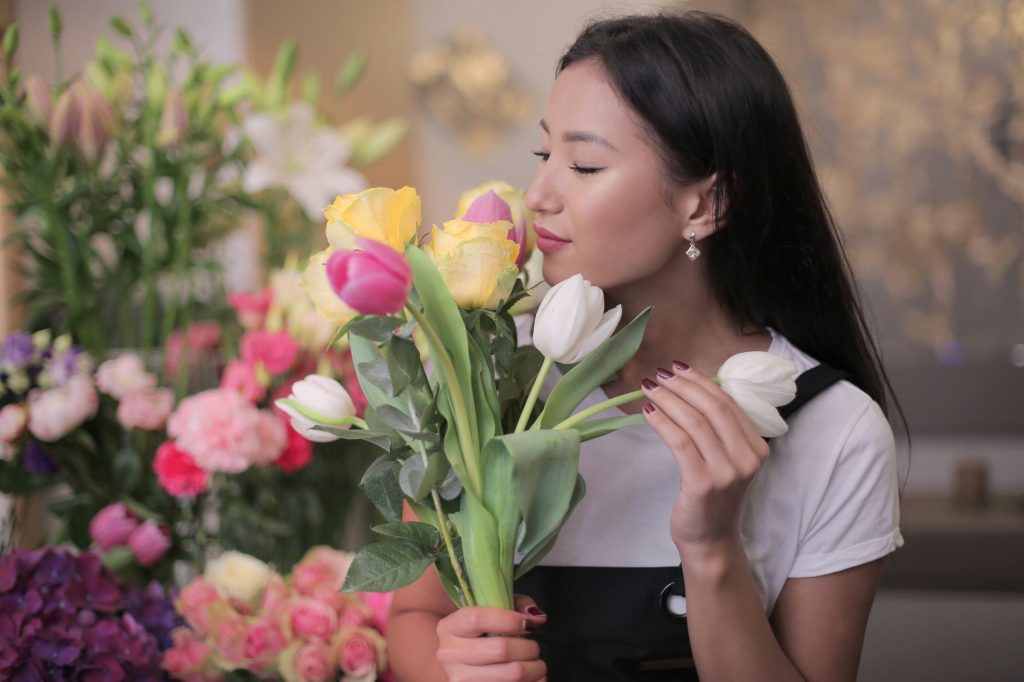 Personne respirant le parfum d’une fragrance