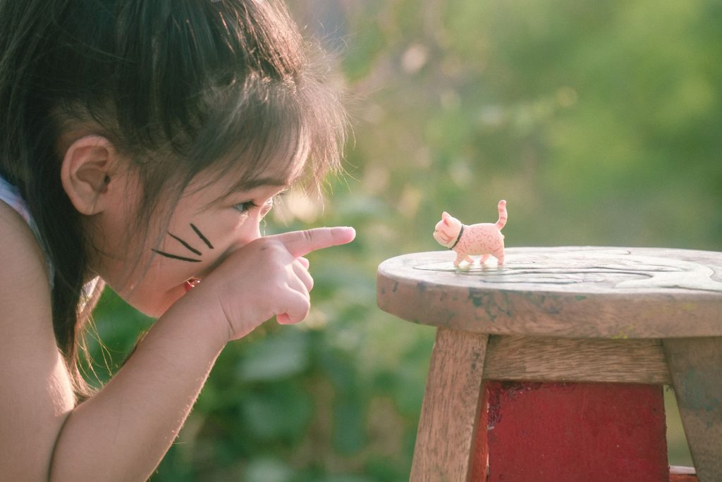 Enfant laissant libre cours à son imagination pendant un temps libre