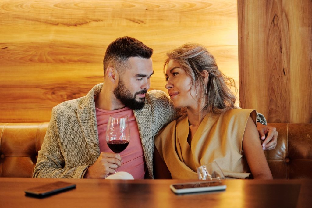 Couple complice lors d’un rendez-vous