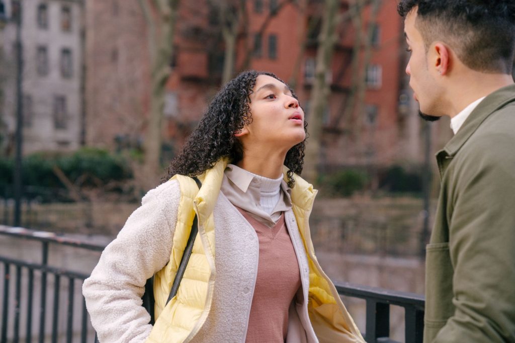 Couple en tension lors d'une discussion à la maison