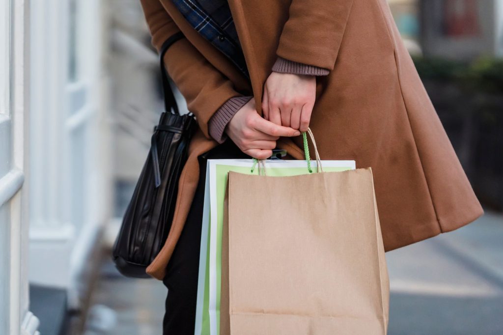 Personne portant de nombreux sacs de shopping, illustration de l'achat compulsif