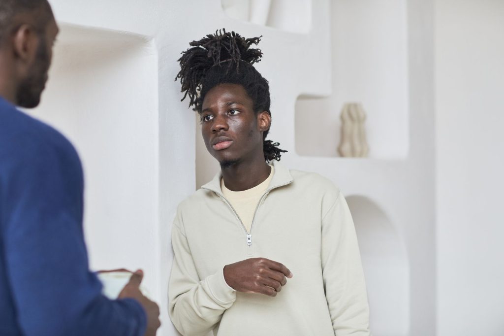 Deux personnes en conversation attentive, l’une écoutant l’autre