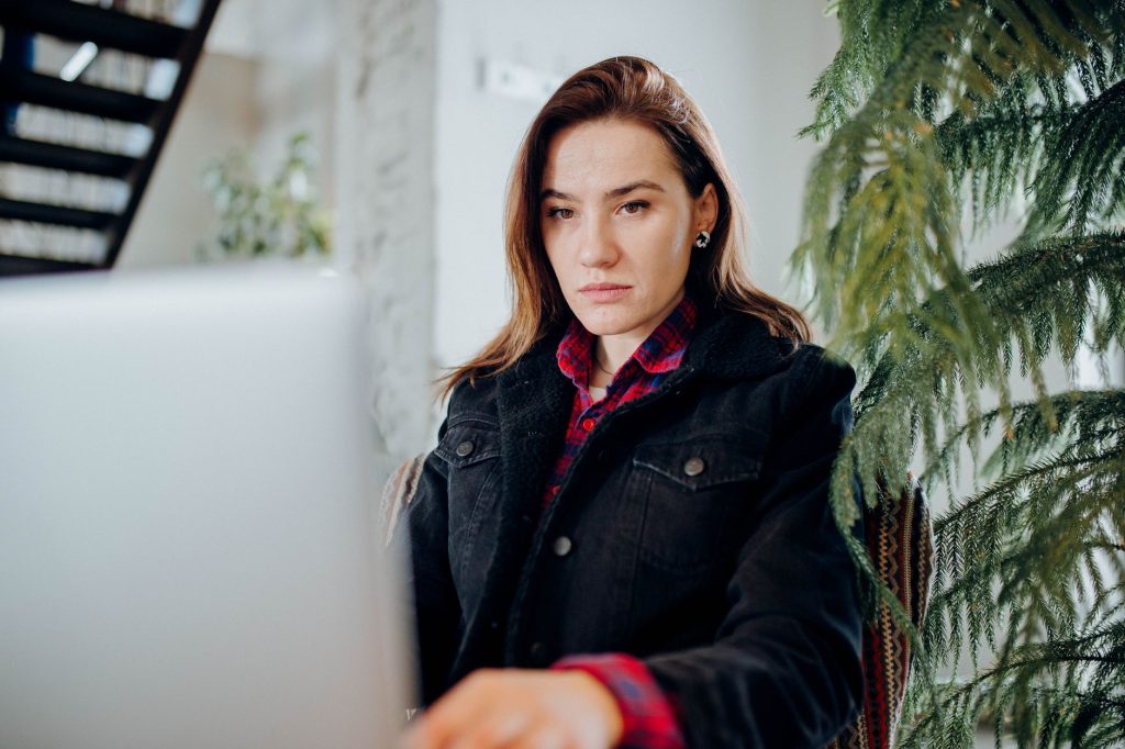 Personne concentrée sur une tâche minutieuse au bureau