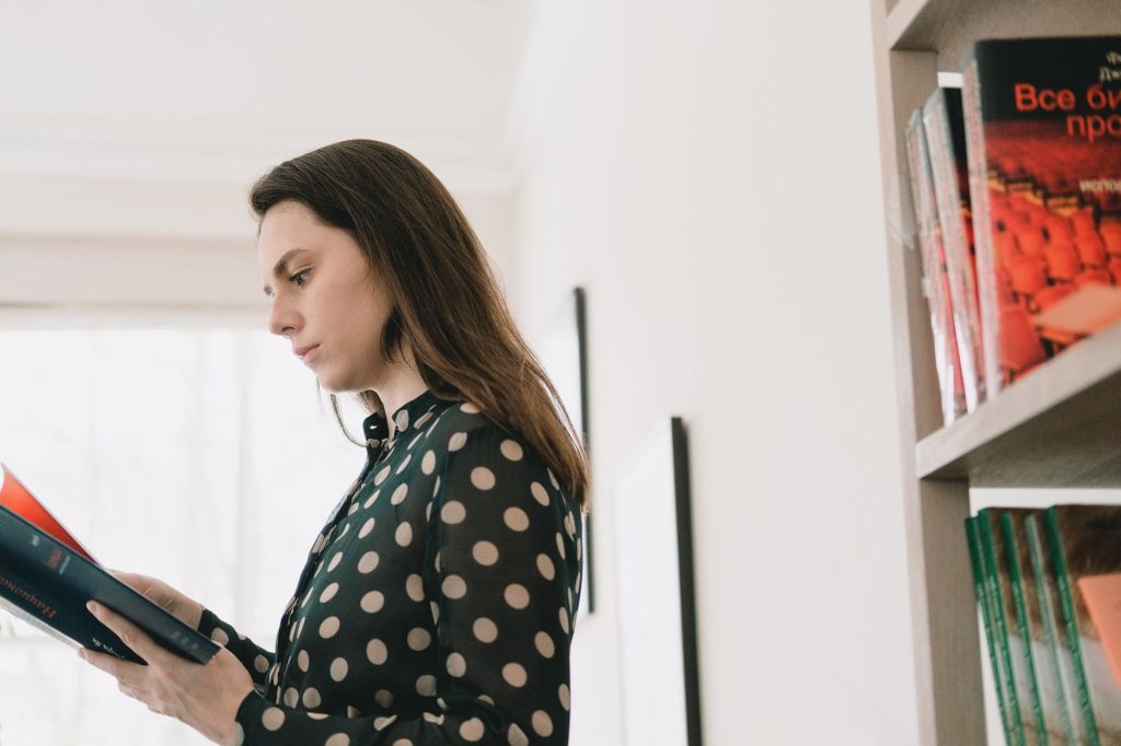 Femme concentrée en train de lire un livre dans un environnement calme