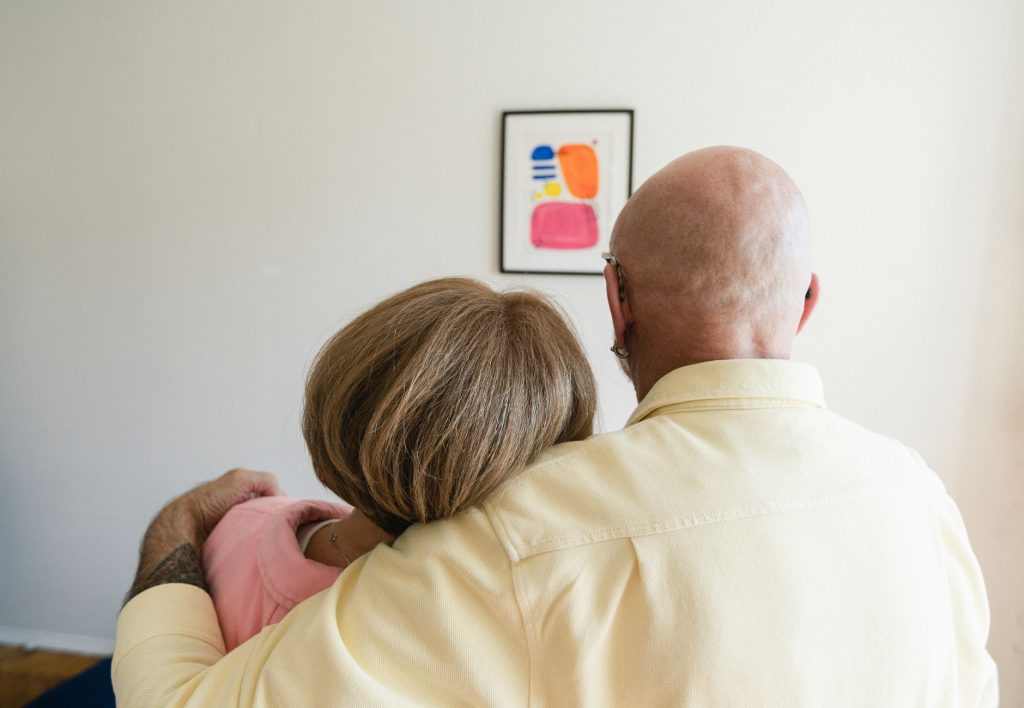 Un couple de personnes âgées s'enlace avec tendresse