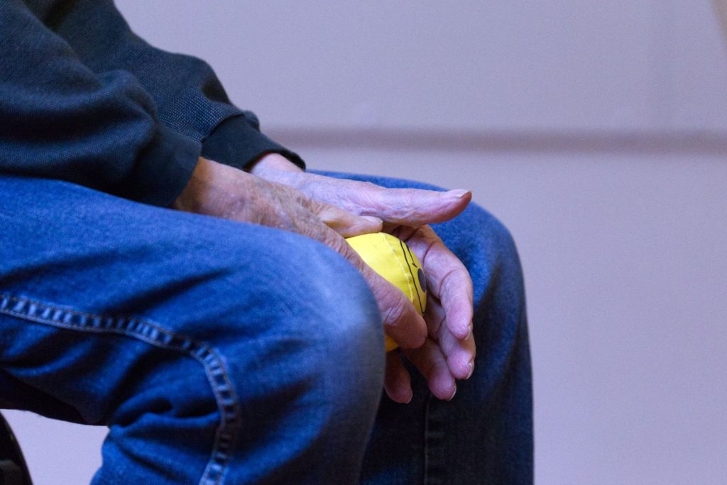 Personne travaillant la force de ses mains lors d’un exercice
