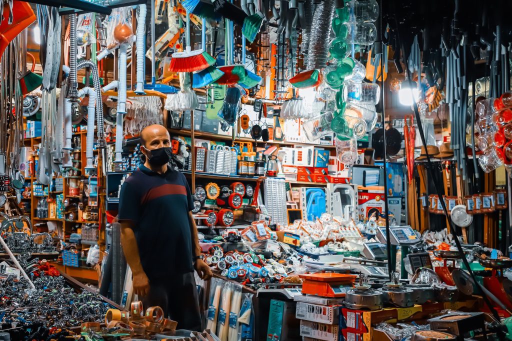 Étagères d’outils et de visserie dans une quincaillerie