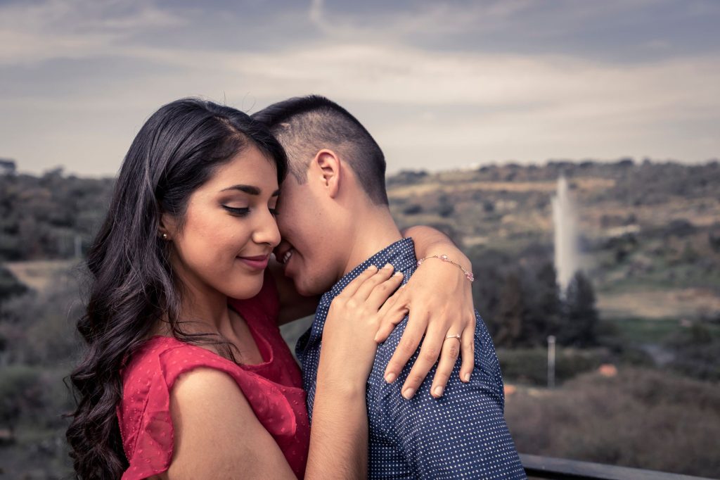 Couple enlacé illustrant l'amour romantique et le système de récompense cérébral