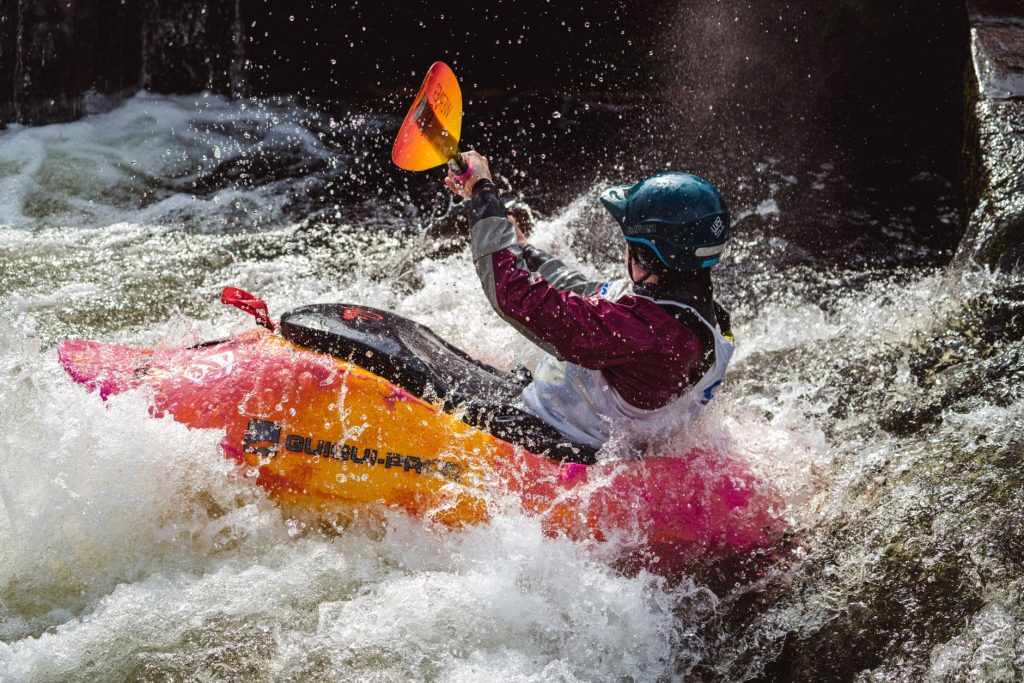Pratique du kayak encadrée sur une rivière