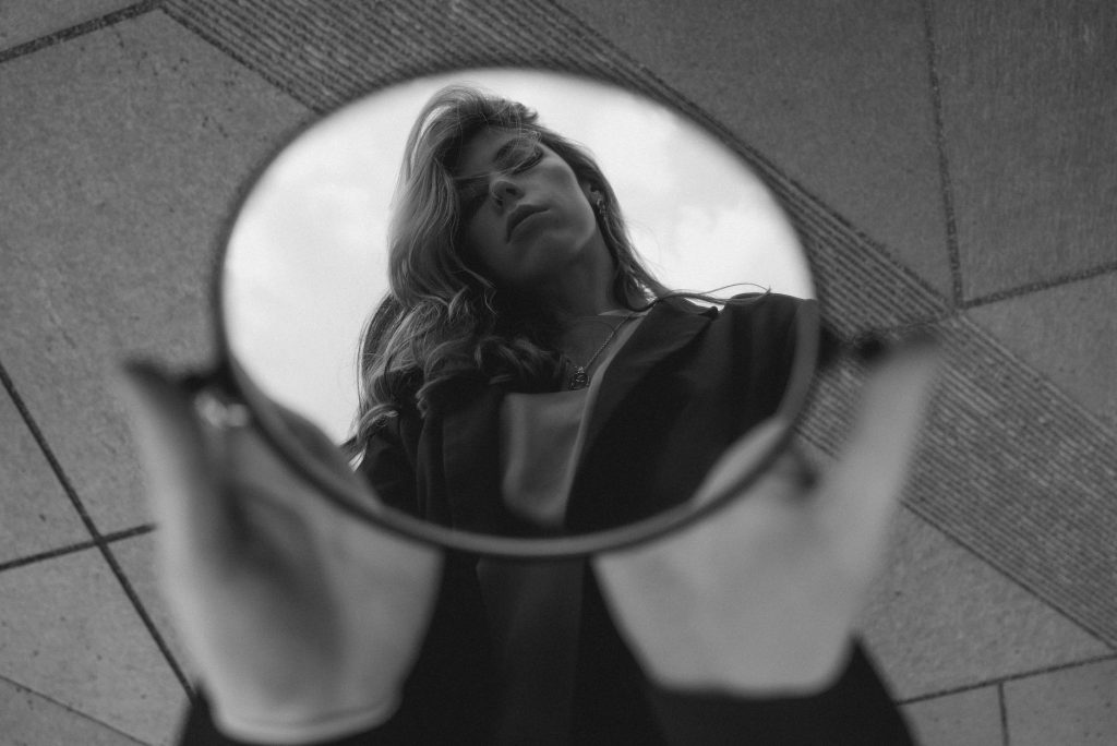 Jeune femme observant sa silhouette devant un miroir