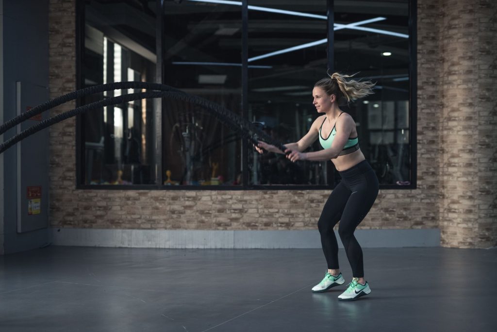 Femme realisant un exercice de renforcement musculaire