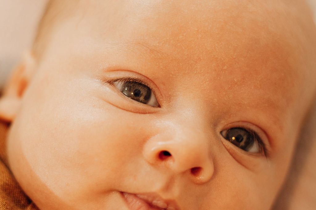 Gros plan sur le visage d’un nouveau-né aux yeux ouverts